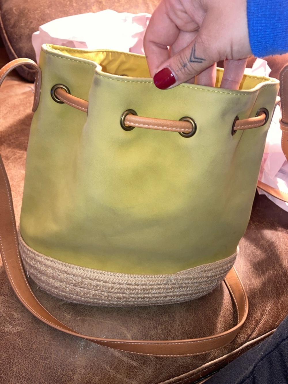 Universal thread Women’s Green Drawstring Bucket Bag with Tan Straps - Picture 8 of 8